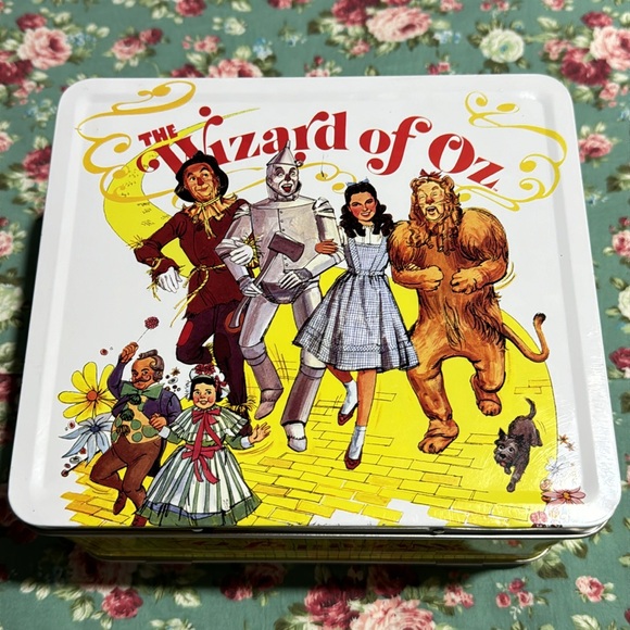 The Wizard of Oz! Lunchbox, DVD, & VHS! Movies are sealed. Excellent condition💫 - Picture 10 of 16